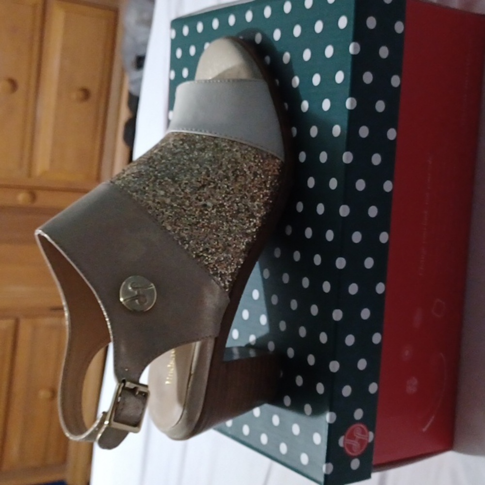 Lindsey Phillips heels